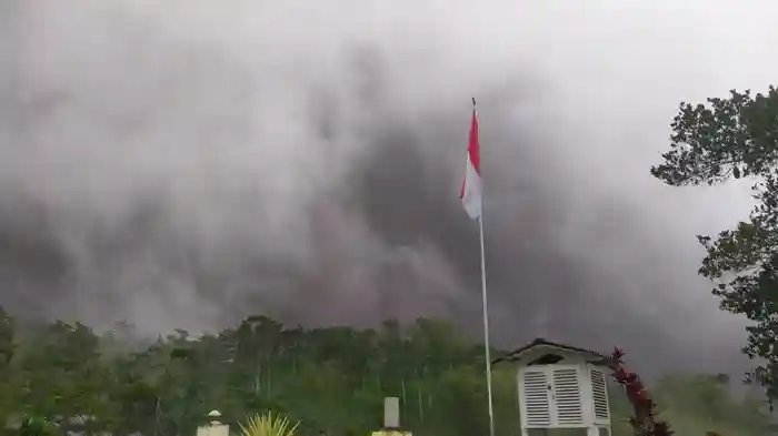 merapi muntahkan awan panas